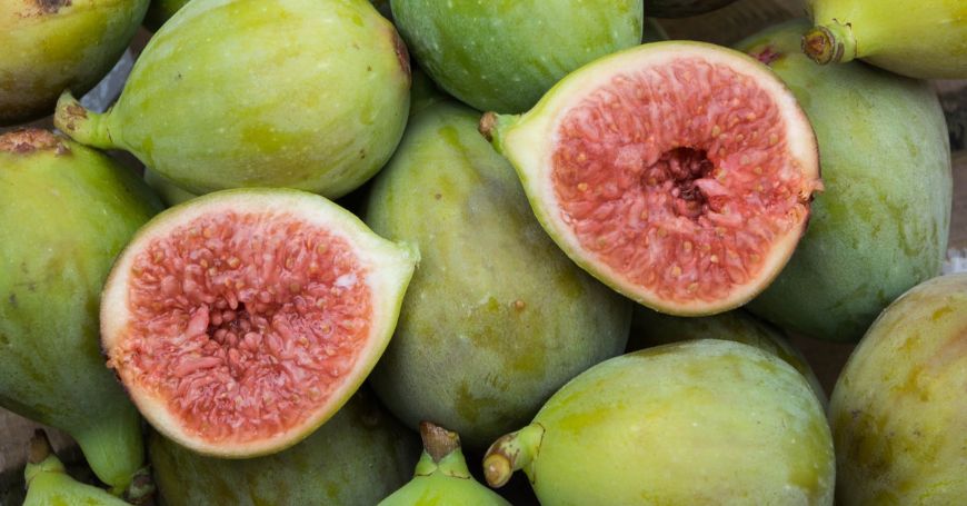 Fichi tagliati a metà, con polpa rossa visibile, un frutto dolce e nutriente da introdurre con moderazione in caso di colite