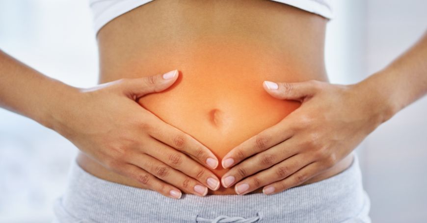 Donna con ventre illuminato, simbolo di disagio digestivo e importanza di riconoscere le intolleranze alimentari e colite e colon itrritabile