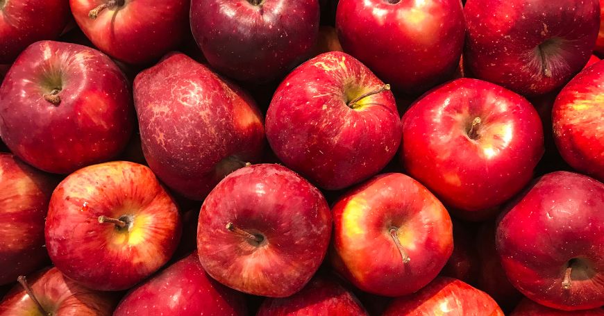 Mele rosse fresche ricche di fibre, perfette per una dieta equilibrata contro la colite