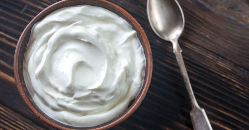 Porzione di yogurt fresco e naturale per riequilibrare la flora intstinale in caso di colite